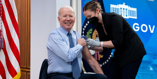 ABD Başkanı Biden Covid-19 aşısını canlı yayında oldu