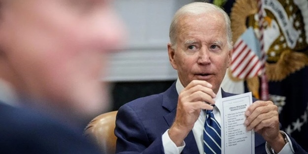 ABD Başkanı Biden, kendisine verilen talimat kağıdını yanlışlıkla ifşa etti!