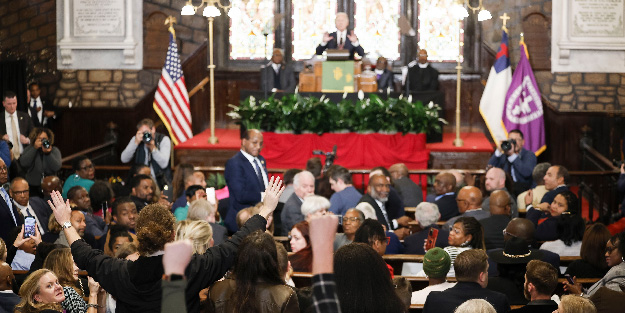 ABD Başkanı Biden'a şok! Konuşurken neye uğradığını şaşırdı