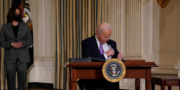 ABD Başkanı Joe Biden'ın kalemle imtihanı dalga konusu oldu