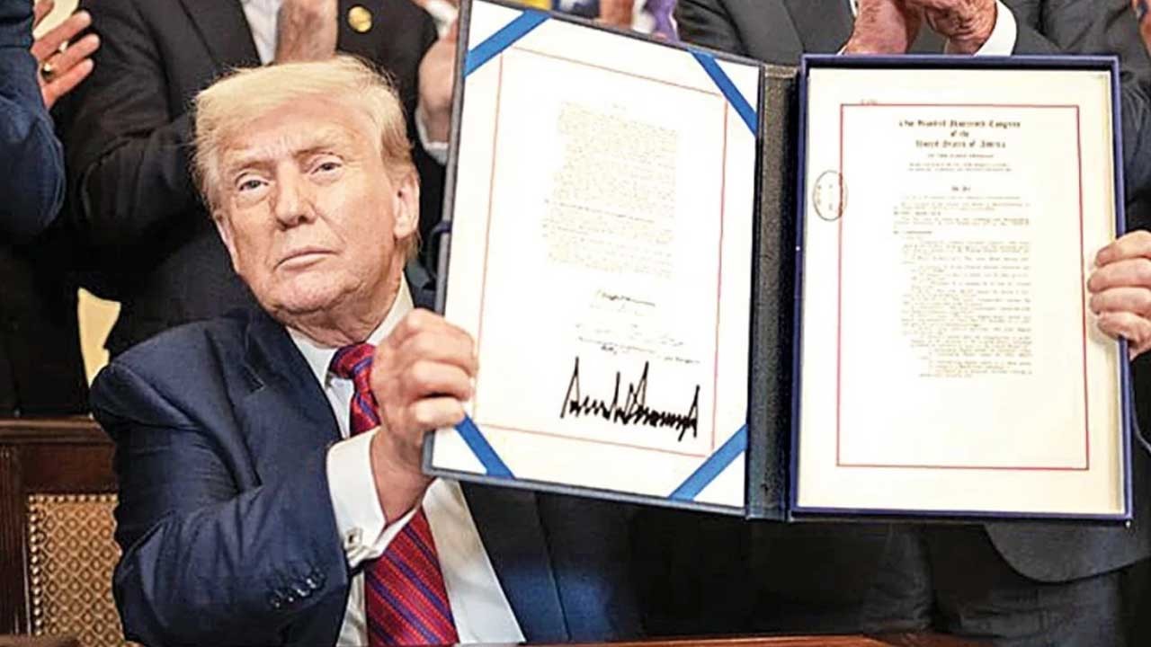 ABD Başkanı Trump karar sonrası imzayı attı! Tüm ülkelere yüzde 10 gümrük tarifesi