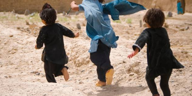 ABD deniz piyadesi Afgan çocuğu çalmakla suçlanıyor!