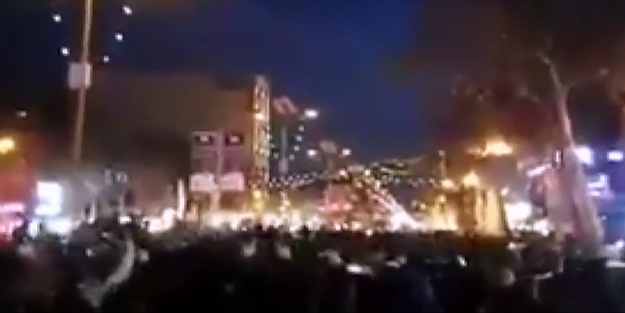 İranlı göstericiler İslam karşıtı slogan attı!