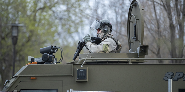 ABD diken üstünde! Birlikler sokağa indi