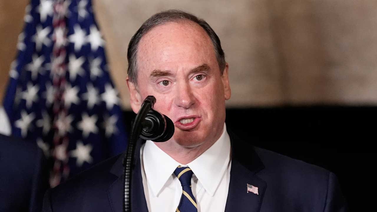 ABD Donanma Sekreteri de veda etti