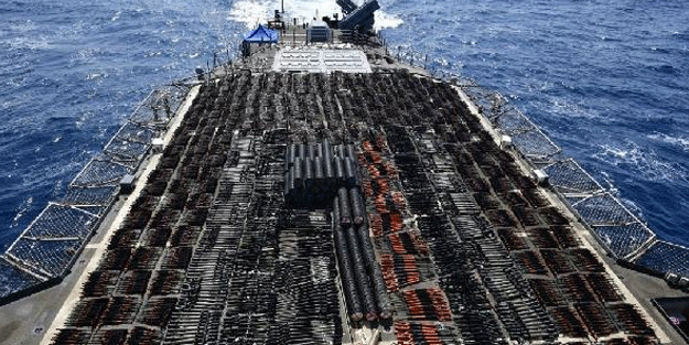 ABD Donanması'ndan 36 saat süren operasyon! Bayraksız gemiden neler çıktı neler