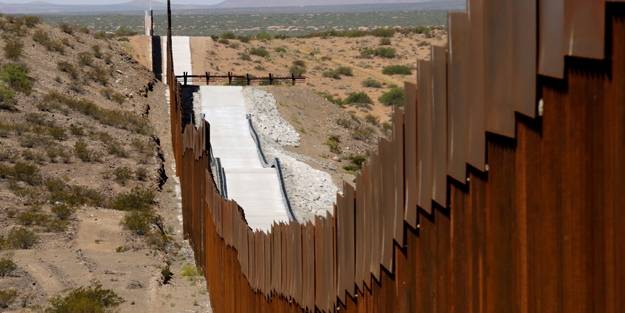 ABD eyaleti, fedaral hükümetten bağımsız bir şekilde sınıra duvar inşa etmeye başladı