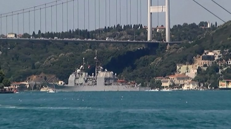 ABD güdümlü füze kruvazörü Boğaz'dan geçti! Askerler nöbet tuttu