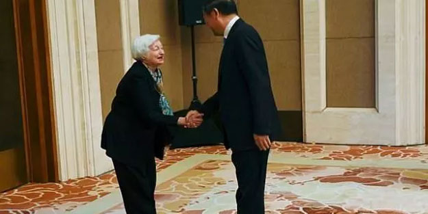 ABD Hazine Bakanı eğilmeye doyamadı