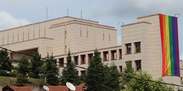 O binaya 'eşcinsel' bayrağı asıldı!