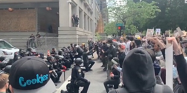 ABD polisi, göstericiler karşısında diz çöktü