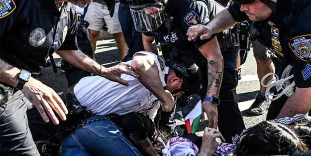ABD polisinden Türk gazeteciye Filistin dayağı! Batı Demokrasisi!