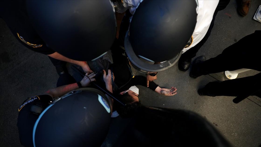 ABD polisinin, tutuklarken 5 dakika boynuna baskı uyguladığı adam hayatını kaybetti