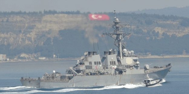 ABD savaş gemisi Boğaz'dan geçti