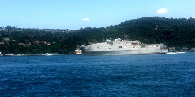 ABD savaş gemisi İstanbul Boğazı'nda
