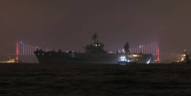 ABD savaş gemisi İstanbul Boğazı'nda
