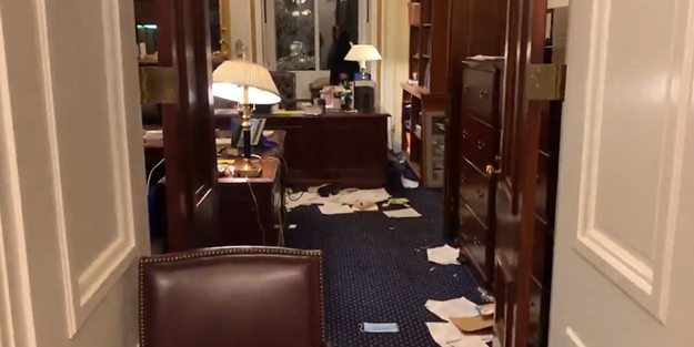 ABD Senatosu Parlamenteri'nin odası yağmalandı