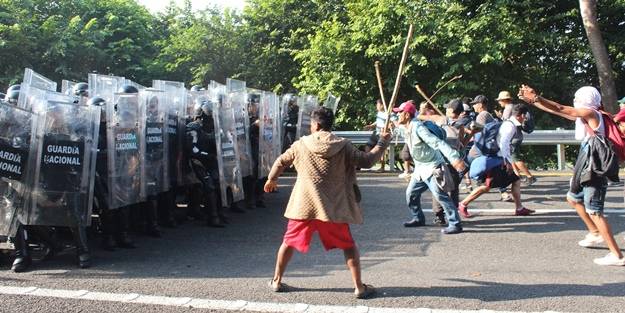 ABD sınırında göçmenlerle güvenlik güçleri birbirine girdi!