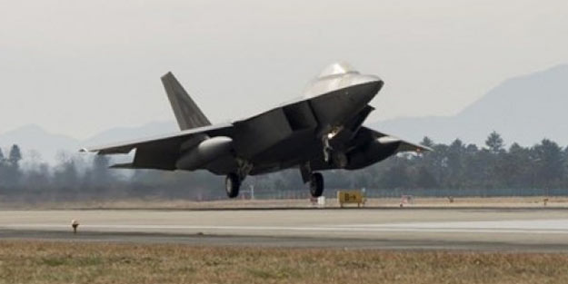 ABD tarihinde bir ilk! F-22 savaş uçakları konuşlandırıldı