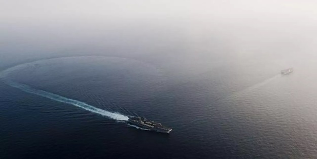 ABD, Umman Körfezi'nde bir tekneyi durdurdu! 'Tonlarca patlayıcı bulduk'