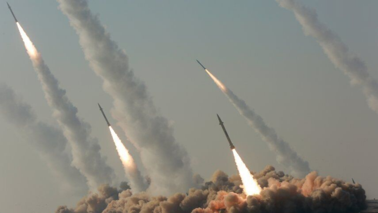 ABD ve İsrail’e sert darbe! Füzeler peş peşe tepelerine düştü