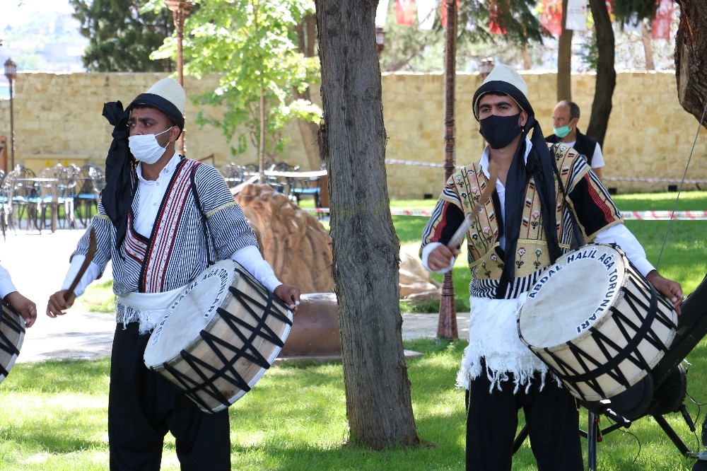 Abdal Halil Ağa’nın torunlarından davul şov 