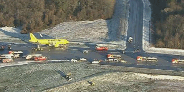 ABD'de 111 yolcuyu taşıyan uçak pistten çıktı