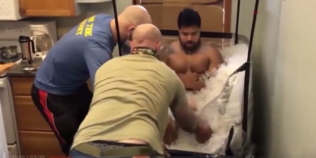 ABD’de 2 saat 40 dakika buzun içinde kalan eski asker rekor kırdı