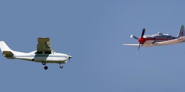 2 uçak havada çarpıştı