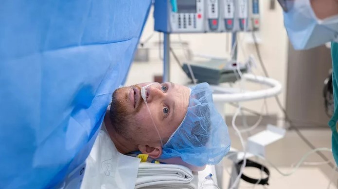 ABD’de akılalmaz ameliyat! Yeni böbreğini kendi gözleriyle gördü