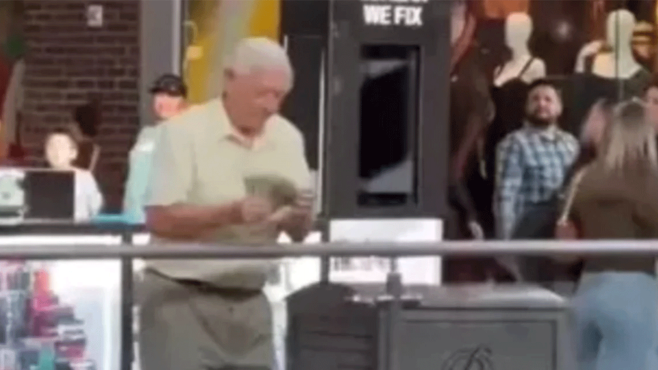 ABD'de akılalmaz olay: AVM'nin ortasında etrafa para saçtı!