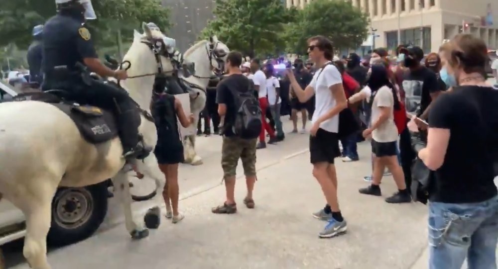 ABD’de atlı polis göstericiyi ezdi 