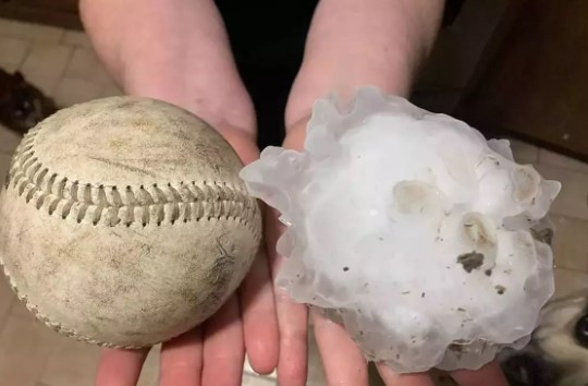 ABD'de beyzbol topu büyüklüğünde dolu yağdı : 2 kişi öldü