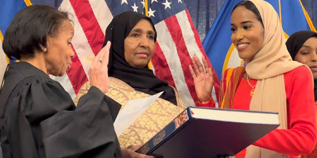 ABD'de bir ilk! En genç ve ilk Müslüman kadın Kur'an'a el basarak yemin etti