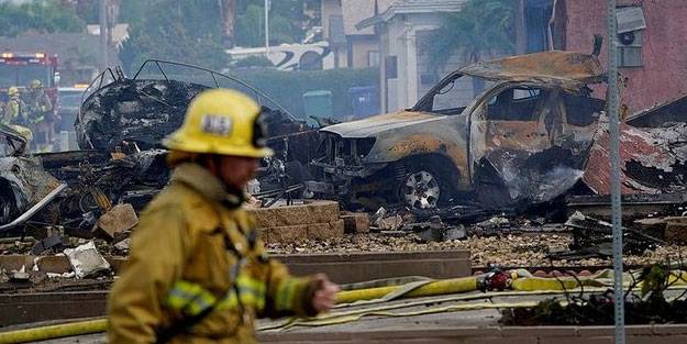 ABD'de bir uçak evlerin bulunduğu bölgeye düştü