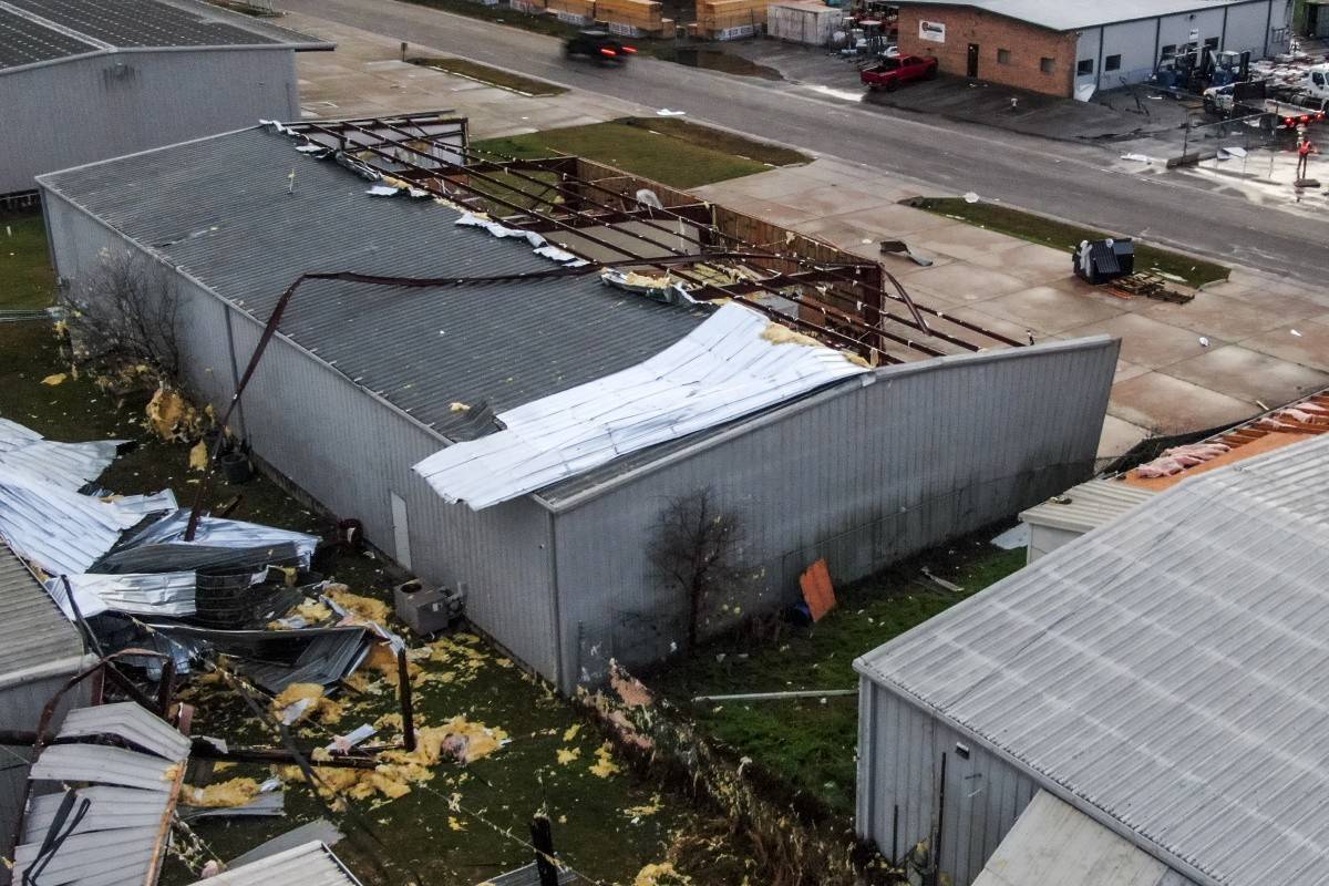 ABD'de dev hortum ortalığı savaş alanına çevirdi