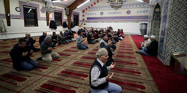 ABD'de eller Mehmetçik için semaya kalktı