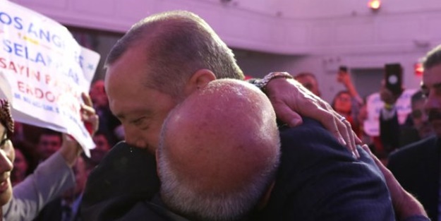 Erdoğan'ı görünce ağlayarak sarıldı