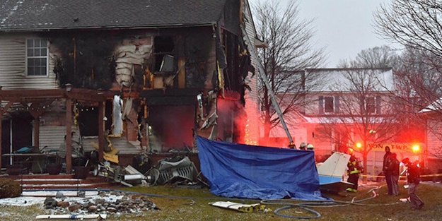 ABD'de evin üzerine uçak düştü: Ölüler var