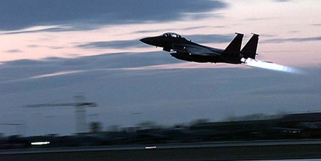 F-16 ile uçak havada çarpıştı