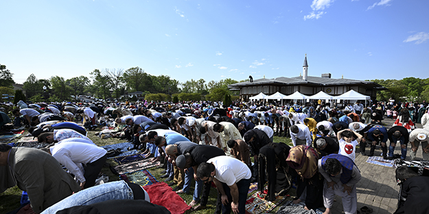 ABD'de farklı milletlerden Müslümanlar bayram namazı kıldı