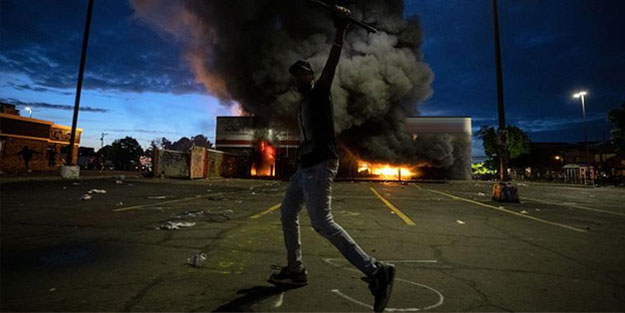 ABD'de gerilim tırmanıyor! Polis şiddeti protestosunda polis yine can aldı