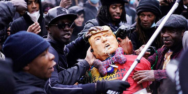 ABD’de göstericiler durdurulamıyor! Trump’ı ne hale getirdiler