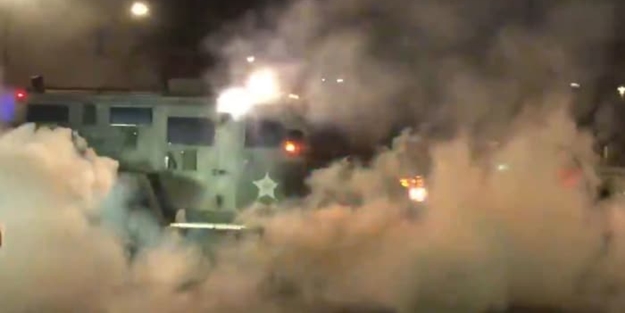 ABD'de iç savaş manzaraları... Gerilim had safhada! Silahlanıp polislerin yolunu kesiyorlar