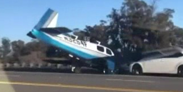 ABD'de ilginç kaza: Uçak araca çarptı