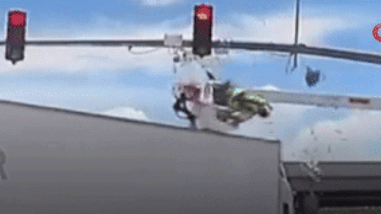 ABD'de inanılmaz kaza: Tır vinç sepetinde çalışan işçiye çarptı!