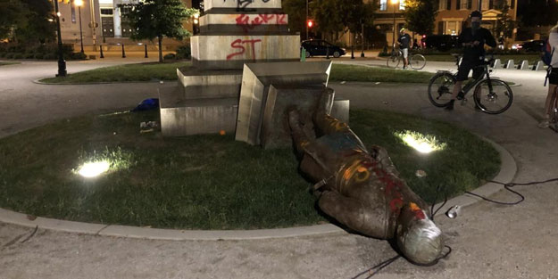 ABD'de ırkçı genaralin heykeli yıkıldı