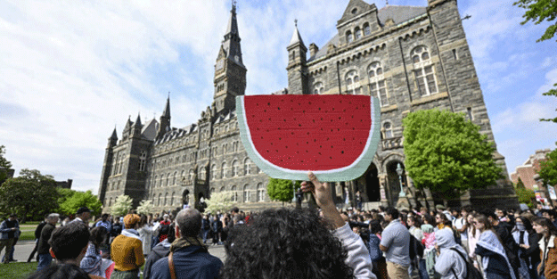 ABD'de İsrail karşıtı eylemler büyüyor! George Washington Üniversitesi'nde kontrol öğrencilere geçti!