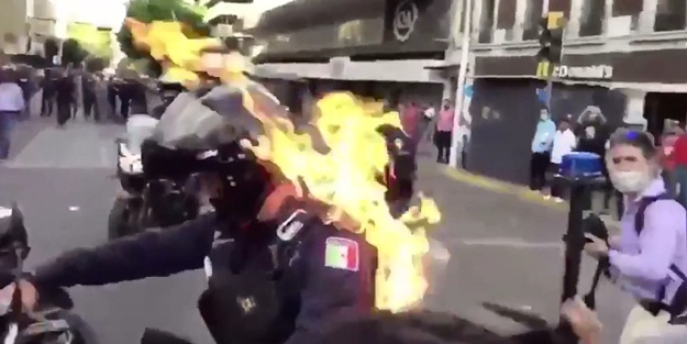 ABD'de kan donduran görüntü! Polisi diri diri yaktılar