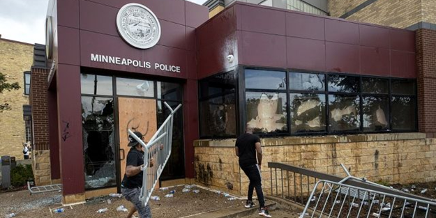 ABD'de kan donduran manzara! Yağmalar başladı
